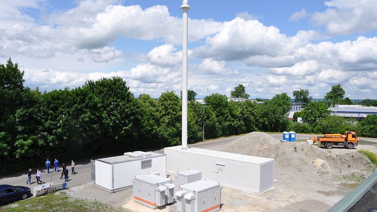 Ein Batteriesystem, das Lastspitzen kappt: Bei der Molkerei Zott in Günzburg spart dieser Hybridspeicher von Intilion und dem Bayernwerk seit 2021 Energie zu Spitzenlastzeiten, steigert damit die Energieeffizienz und senkt Unternehmenskosten.