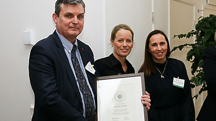 Leif Linde, vd Riksbyggen, Lina Öien, chef för enheten för hållbar utveckling på Riksbyggen, Therese Berg, hållbarhetschef,  under prisutdelningen den 29 november.