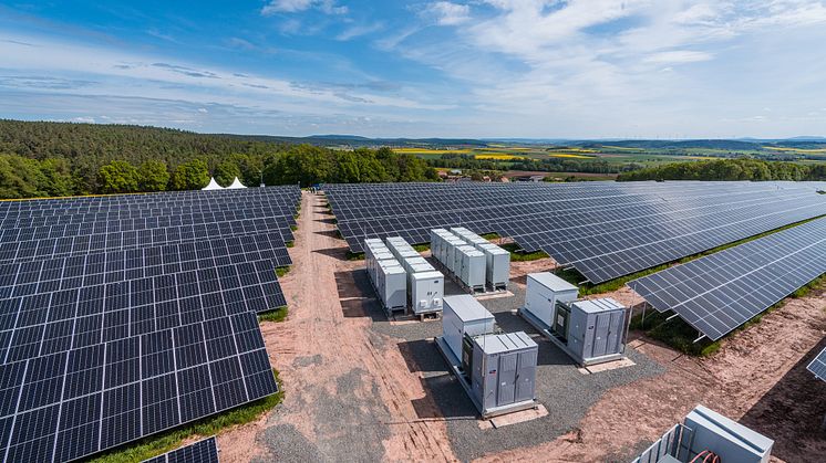 Neues Energiepaket für die Sektorenkopplung: Den Solarpark mit angeschlossenen Großspeichern in Leutershausen wird künftig die Bayernwerk Natur betreiben.