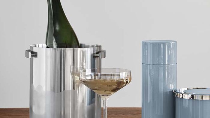 En champagnekylare framtagen för att fira 50-årsjubileet, med inspiration av den ishink som Arne Jacobsen skissade på 1969 för serien Cylinda Line.