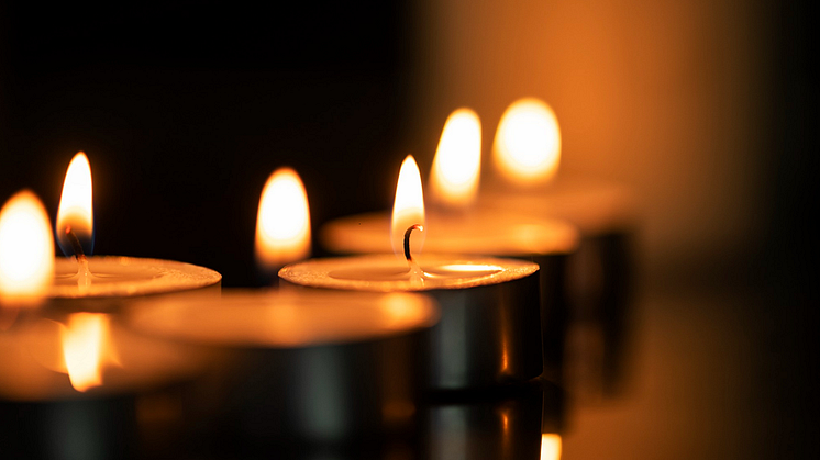 Ljusmanifestation på Götaplatsen. Bild: Rawpixelcom on Freepik.com