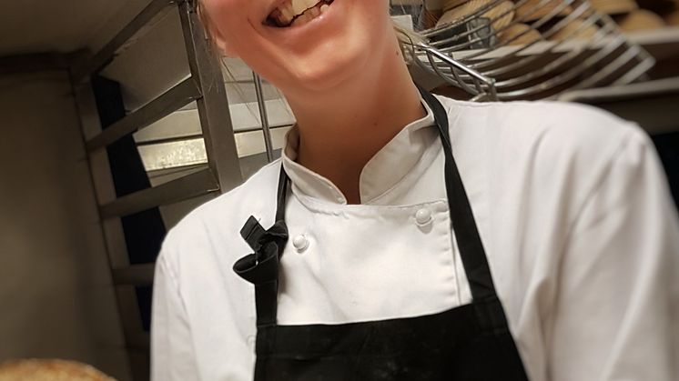 Josefine Almroth med nygräddat frukostbröd