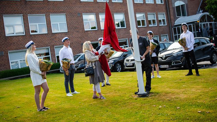 De første HHX studenter hejste traditionen tro, skolens flag.
