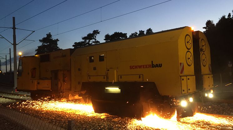 Sliping av trikkeskinnene er nødvendig vedlikehold som må gjøres når trikken er ute av drift om natten. Foto: Sporveien AS