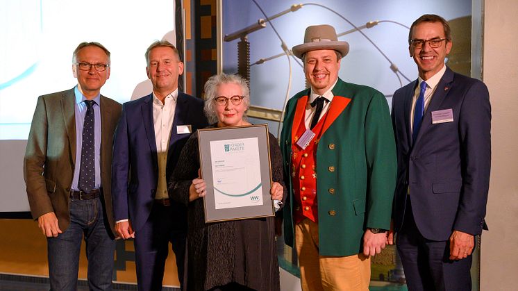 Sind gespannt (v. l.): Andreas Kersting, Jurymitglied, Jürgen Noch, Geschäftsführer Westfalen Weser Energie, Helga Ntephe und André Eikermann, beide Kunstverein, sowie Bürgermeister Jörg Bierwirth.