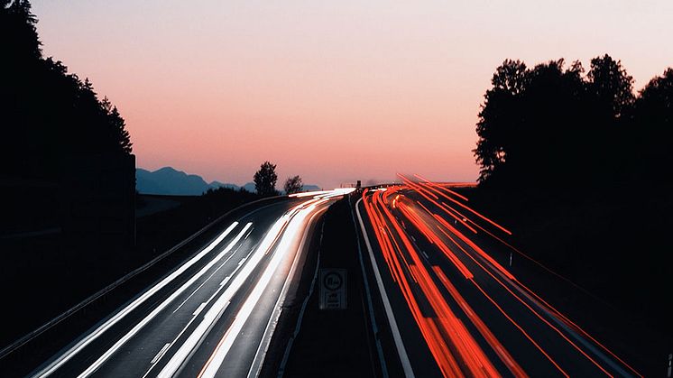 Bei längeren Autofahrten ist der Sekundenschlaf eine oft unterschätzte Gefahr. Foto: Dominik Hofbauer/unsplash.com