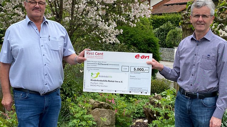 5.000 Euro für den guten Zweck: Vorsitzender Josef Hofbauer (li.) sowie Kassenwart Fritz Dietl (re.) von der Kinderkrebshilfe Rottal-Inn