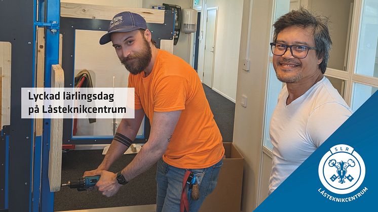 Lärlingen Micke gör sina första infällningar av lås. Här tillsammans med mentorn för dagen, Robin. 