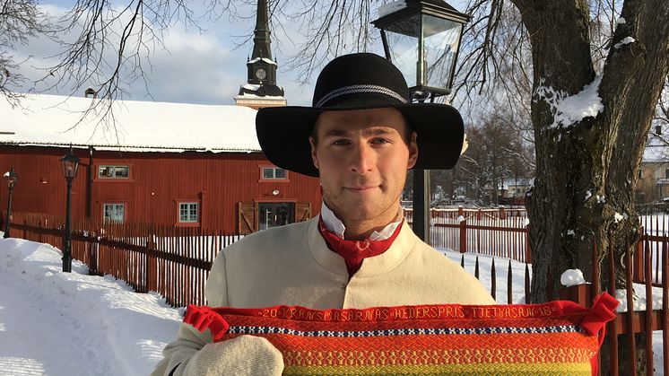2018 års kransmas Joakim Kullberg och kransmasarnas hederspriskudde till Tjejvasan
