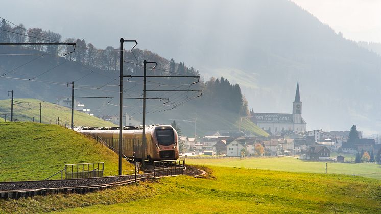ST_3x2_Voralpen-Express-near-Rothenthurm-Central-Switzerland_64037_(c)SüdostbahnAG