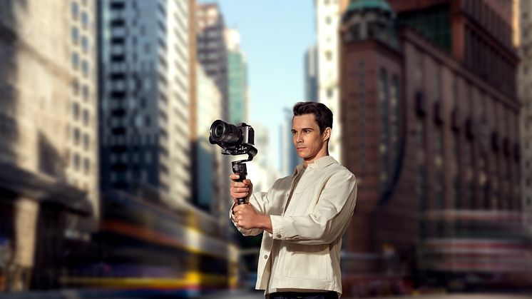  DJI RS 3 Mini - Key Visual - Street (2 of 4)