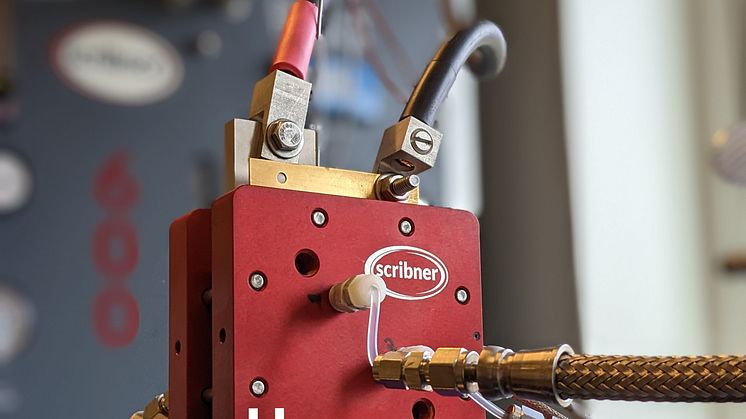 Forskarna producerar vätgas i labbet med hjälp av PEM vattenelektrolys.