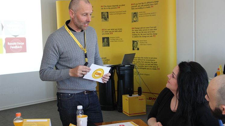 Noget af det, der gør DHL Express til en af Danmarks bedste største arbejdspladser er, at der er en del intern træning af medarbejderne. Her er adm. direktør Claus Lassen i gang med at undervise nogle af de danske medarbejdere.