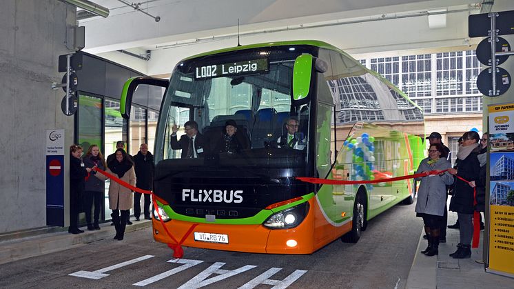 Der erste Flixbus fährt in das neue Fernbus-Terminal Hbf in Leipzig ein. 