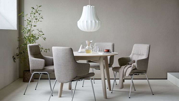 Suveren komfort rundt spisebordet med de nye Stressless® spisestuestolene 