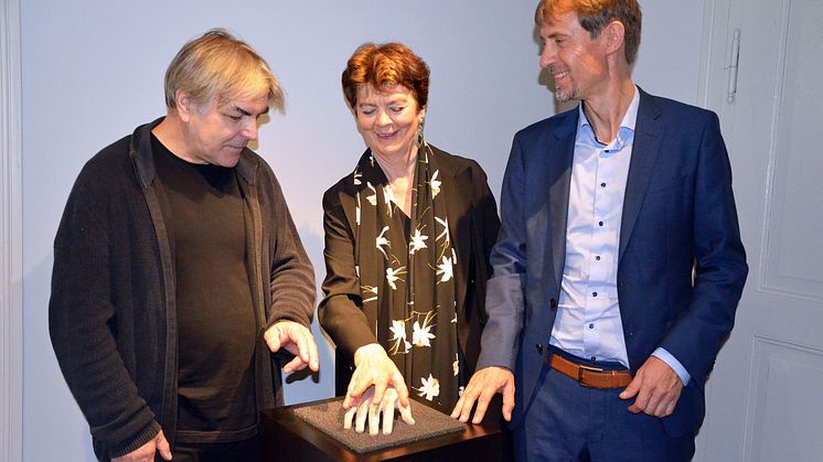 (v.l.) Erwin Stache, Beatrix Borchard und Gregor Nowak demonstrieren "Claras Hand", ein Highlight der Ausstellung
