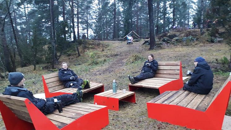 Medarbeidere fra FIXIT slapper av med en kopp kaffe etter at møblene er montert.