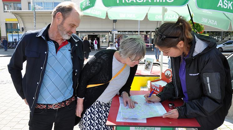 Turisterna Lasse Karlsson och Karin Nyrén Karlsson guidas av Hanna Myrbäck.