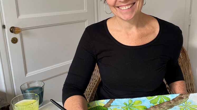 Konstnären Erica Magnusson växte upp i Nora. Nu återvänder hon och visar måleri och keramik i Nora konsthall.