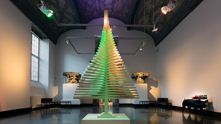Julgran specialdesignad för Röhsska museet av Johannes Molin. Foto: Mikael Lammgård, Röhsska museet