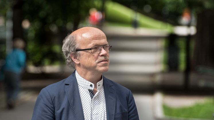 ”Nu är vi läkare trygga med att rekommendera behandling med TTFields till de här hårt drabbade patienterna”, säger Roger Henriksson, senior professor vid Umeå universitet och en av landets ledande experter på hjärntumörområdet. FOTO: Bosse Johansson 