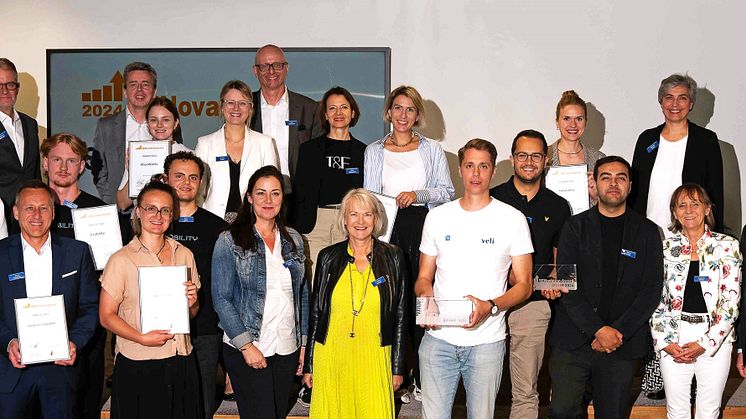 Preisträger und Laudatoren des diesjährigen SENovation-Awards. Foto: Marvin Evkuran/SIGNAL IDUNA
