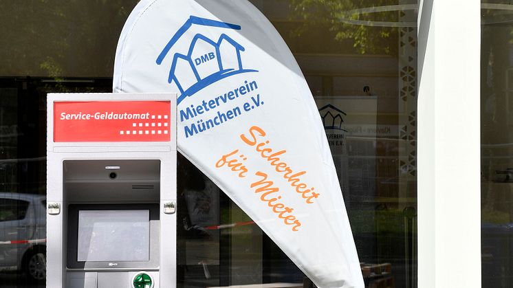 In zentraler Lage der Münchner Innenstadt bietet die Stadtsparkasse München ab sofort einen neuen Geldautomaten in der Sonnenstraße, nahe zum Stachus, integriert in die Fassade des sanierten Gebäudes des Münchner Mietervereins.