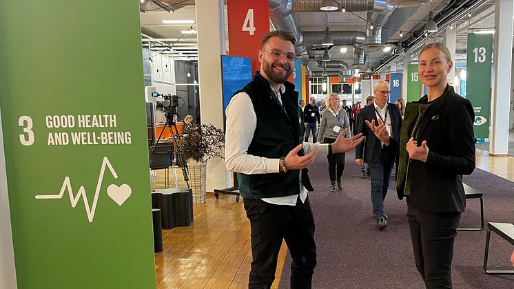Tom Schulz Radonja och Johanna Donker, båda affärsutvecklare på Almi, hjälper dig att komma i gång med ditt hållbarhetsarbete redan vid ett första besök i montern.