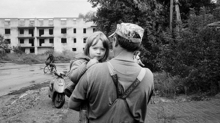 Pappa och dotter i det nyligen befriade Izium. Foto: Victoria Ivleva