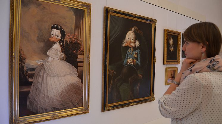 Museumspädagogin Marleen Dietz wirft noch einen letzten Blick auf die Bilder von Sissi und Kaiser Franz an (c)ASL Schlossbetriebe gGmbH