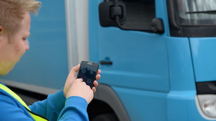 Med TIS-Web Fleet-appen kan föraren sköta jobbet från sin smarttelefon