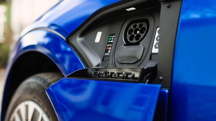 Audi Q8 e-tron (Ultrablå metallak)