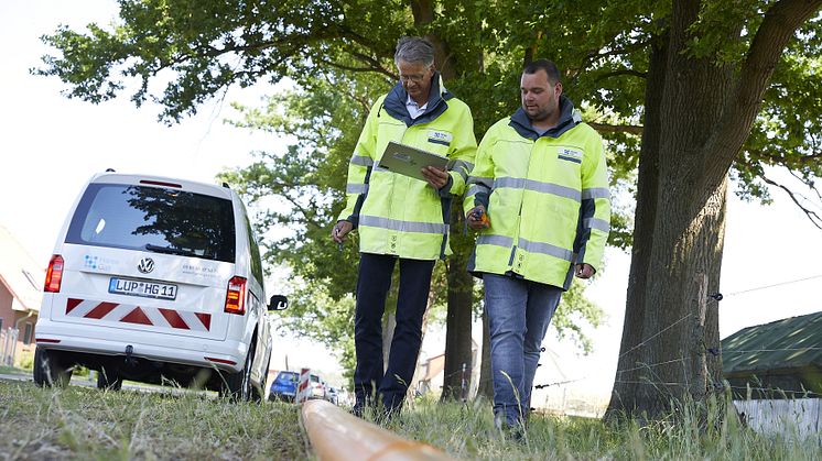Matthias Wind (li.) und Martin Kolloch von HanseGas besuchen gemeinsam eine Baustelle.