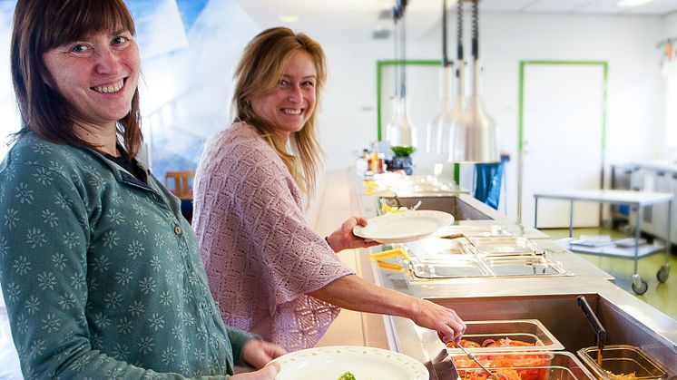 Miljösamordnaren Susanne Bergström och hälsoutvecklaren Cecilia Hellberg hoppas att hållbarhetsveckan gör att fler får upp ögonen för hur mycket vår mat påverkar hälsan och miljön. Foto: Gabriella Bandling/Västerbottens läns landsting
