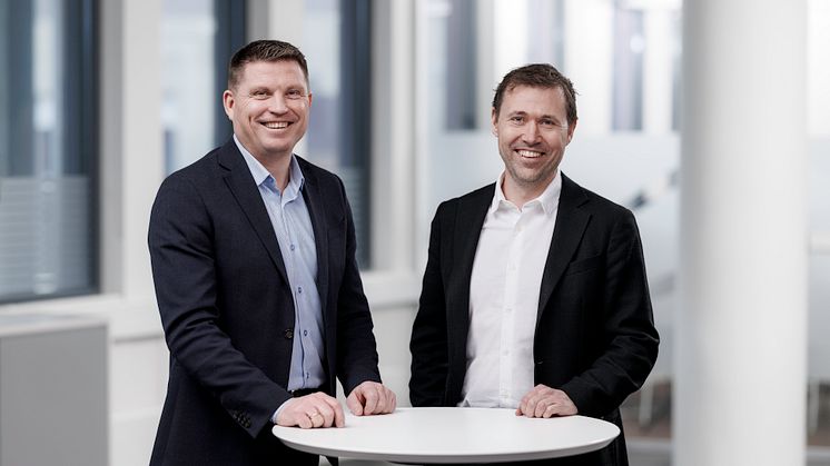 Administrerende direktør i Sparebanken Møre, Trond Lars Nydal og daglig leder i Conta, Jan-Tore Holen. 