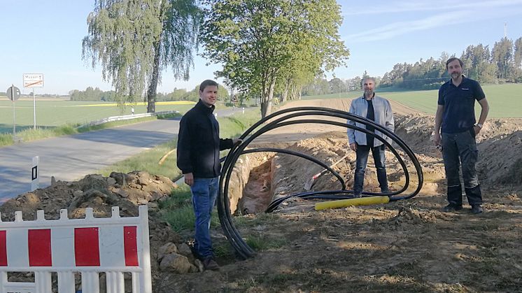 Für rund 550.000 Euro entsteht eine Mittelspannungsverbindung zwischen Münchberg, Mechlenreuth und Mussen. v.l.: Markus Seidel (Netzbauleiter), Oliver Schmidt (Projektleiter Stadtwerke Münchberg), Rene Martin (Baubegleiter).