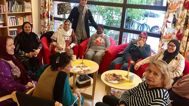 Torsdagstreff i kvinnegruppen på Grønnland flerkulturelle seniorsenter. Saliha El Farissi viser stolt frem gruppen. Foto Bydel Gamle Oslo