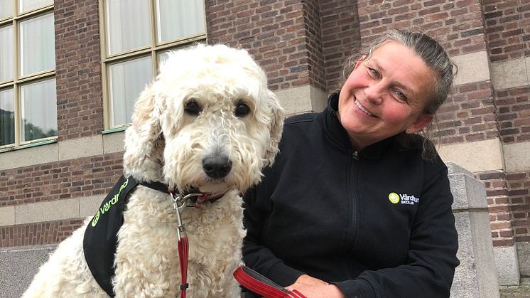 Vårdhunden Loppan och hundföraren Lena