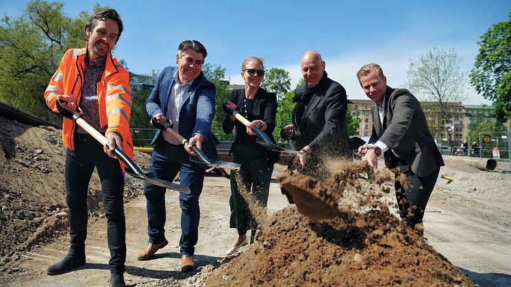 På bild från vänster: Robert Olsson, arbetschef PEAB, Niklas Borg (M), Kommunstyrelsens ordförande Linköping, Louise Lindh, VD Lundbergs, arkitekt Gert Wingårdh samt Christian Claesson, regionchef Öst Lundbergs.  Foto: Crelle Photography