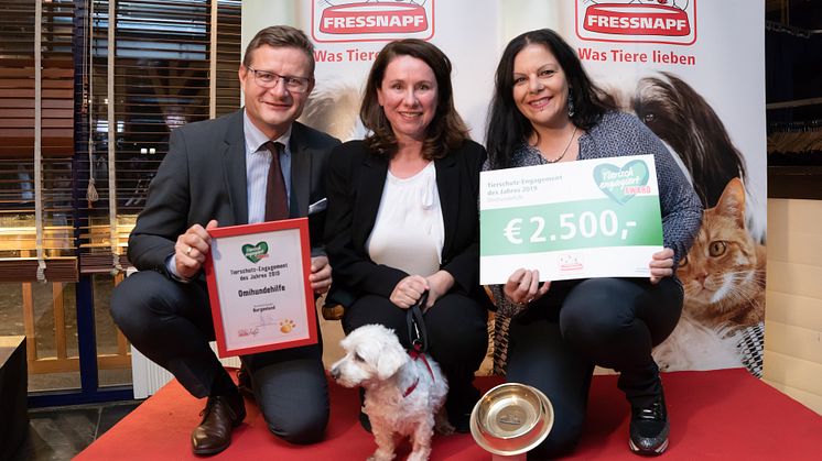 Hermann Aigner übergibt den Preis an die Omihundehilfe