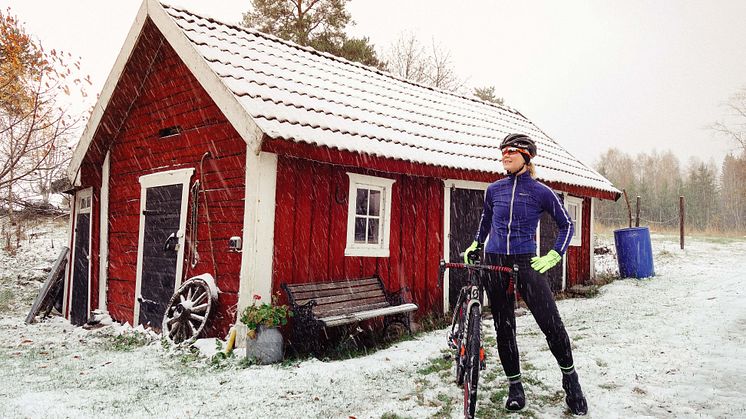 Elna Dahlstrand i kollektionen Belle hemma i Husqvarna