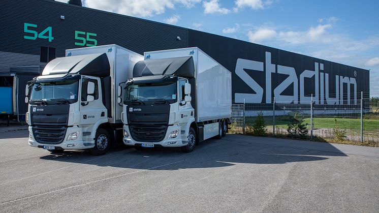 Samarbetet med Einride är en viktigt del i att uppnå de målen och innebär att alla transporter mellan Stadiums tre lager i Norrköping från den första september körs med elektriska lastbilar.