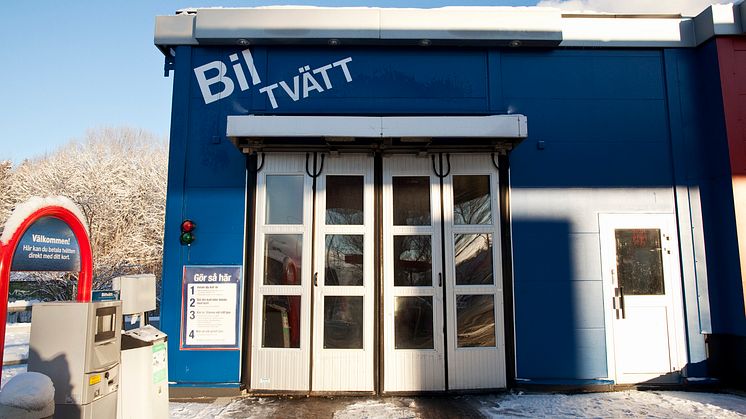 Bra miljöval är att tvätta bilen hos en biltvätt.