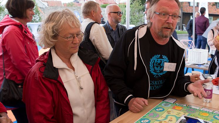 Niklas Torstensson, forskare i kognitionsvetenskap vid Högskolan i Skövde, svarar på frågor om spelet Djurparksgömmet som lär barn att undvika risker på nätet. Seminariet om spelet lockade en engagerad publik på Almedalsveckan