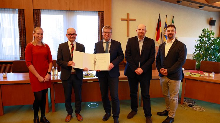 Konzession unter Dach und Fach (v. l.): Leonie Riekschnietz, Kommunalreferentin und Andreas Speith, Geschäftsführer beide WW, Uwe Gockel (Bürgermeister) und Henry Klare (Kämmerer), sowie Sascha Gödecke, Leiter Kommunalmanagement WW.