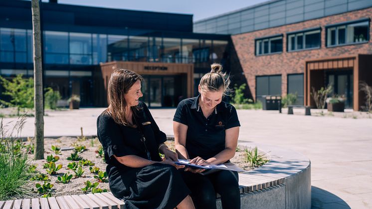 Pia Søgaard og Rita gennemgår noget af danskmaterialet