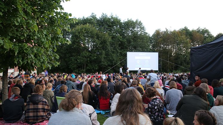 Velkommen til stemningsfull filmkveld under åpen himmel