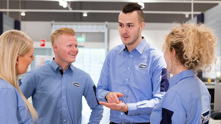 JYSK-medarbejdere samarbejder om at spare på energien.