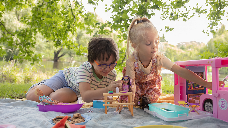 Das Spielen mit Puppen aktiviert Teile des Gehirns, die es Kindern ermöglichen, Empathie und soziale Verarbeitungsfähigkeiten zu entwickeln