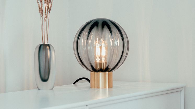 Nyhet - krystallkule bordlampe med messing sokkel